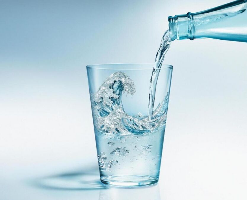 Během pitné diety je potřeba pít hodně čisté vody