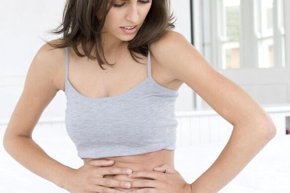 Bolest v oblasti břicha je jedním z prvních možných příznaků pankreatitidy. 