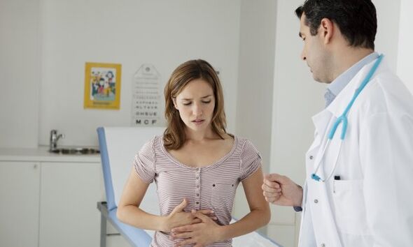 Gastroenterolog podrobně vysvětlí pacientovi s pankreatitidou, jak jíst, aby nepoškodil tělo
