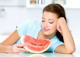 Dívka dodržuje melounovou dietu, aby bojovala s nadváhou. 